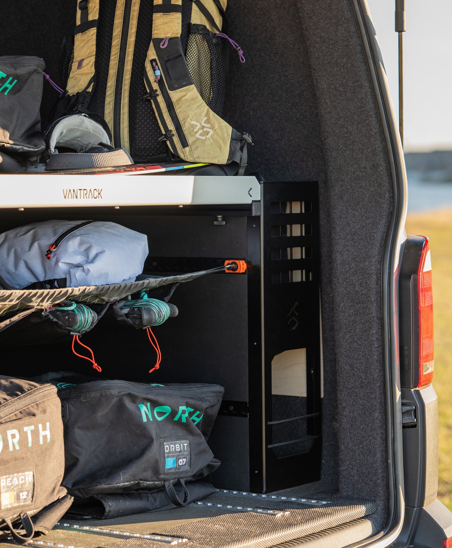 FLEXDECK FLEXIBLE CARGO DECK - ARCH X VANTRACK
